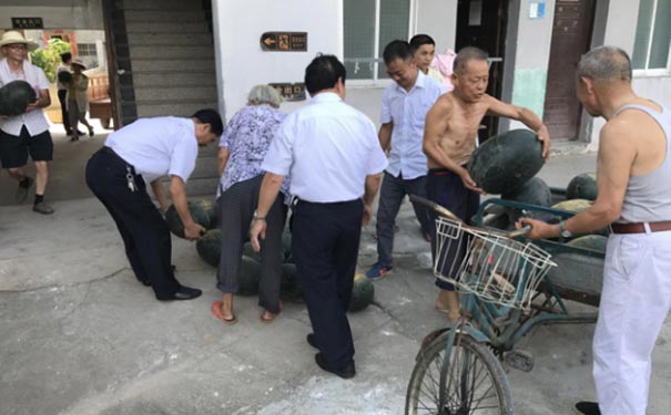 炎炎夏日,為福利院老人送清涼 炎炎夏日,為福利院老人送清涼